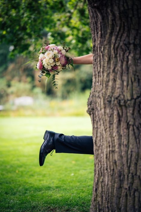 Brautpaarshooting Baum Brautstrauß und Bein