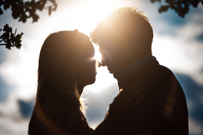 Brautpaarshooting mit Gegenlicht Umarmung