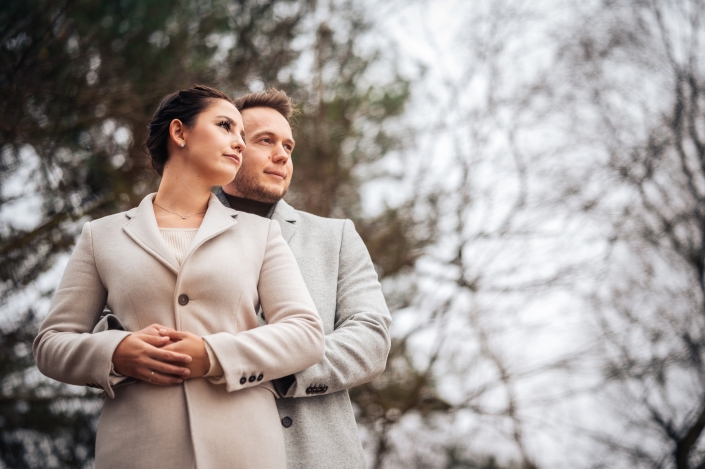 Paarshooting am See Paar umarmt sich groß
