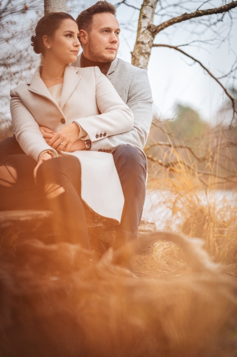 Paar sitzt am See und genießt den Augenblick