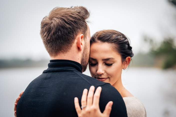 Paarhooting am See Umarmung