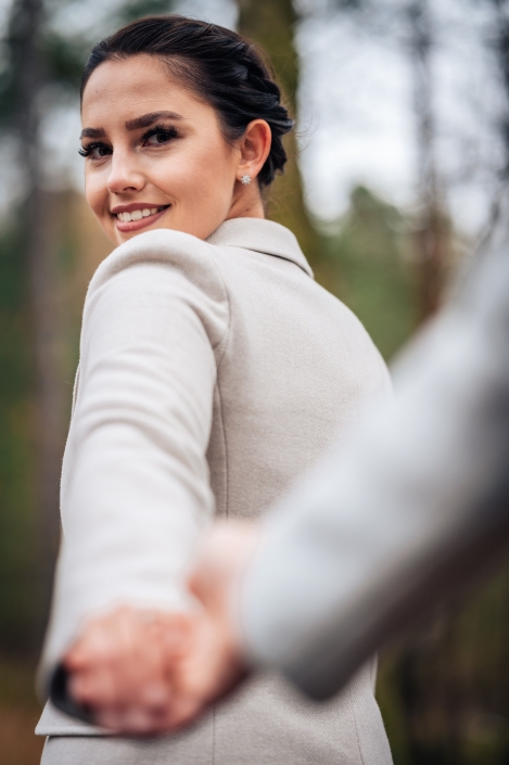 Paarhooting Hände haltend über Schulter blicken