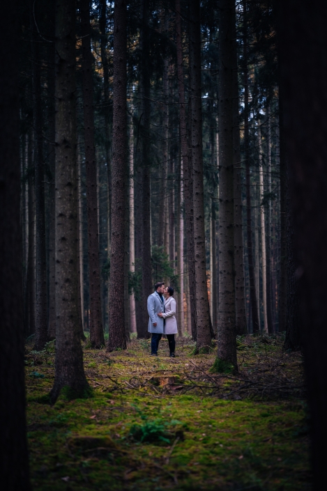 Paar im Wald zwischen Bäumen