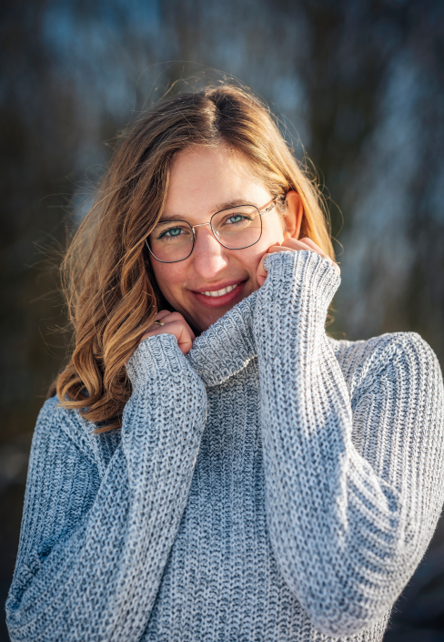 Portraitshooting Frau mit Rollkragenpullover in Winterlandschaft