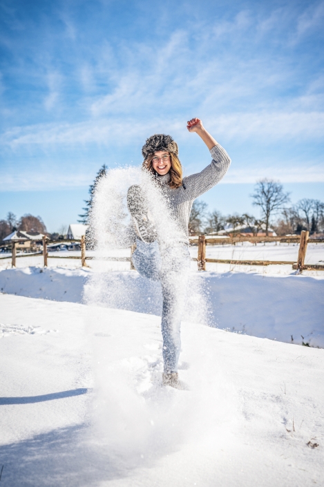 Portraitshooting im Schnee mit schöner Landschaft im Hintergrund