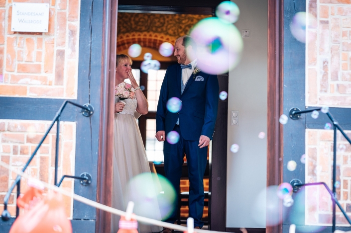 Brautpaar Standesamt Auszug Gäste haben Überraschung