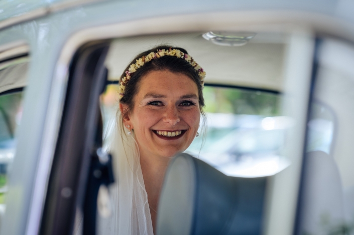 Braut in Oldtimer auf der Rücksitzbank