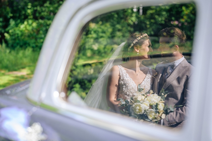 Brautpaarshooting mit Oldtimer und Spiegelung in Autoscheibe