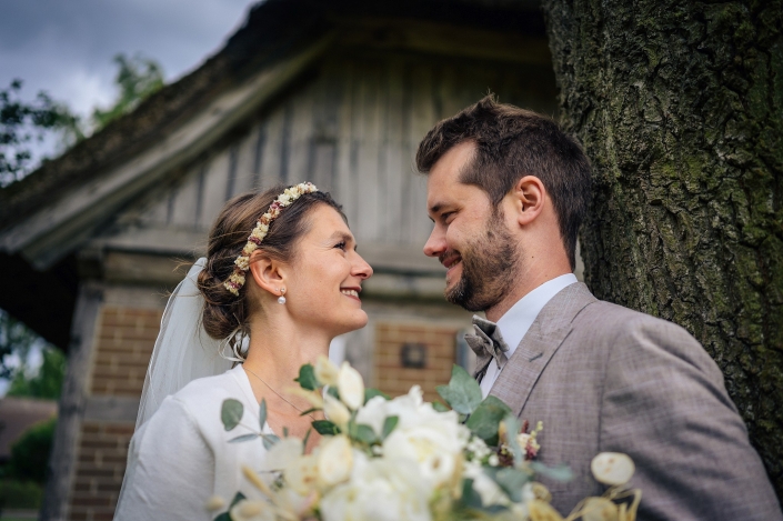 Brautpaarshooting vor Fachwerkhaus mit Baum