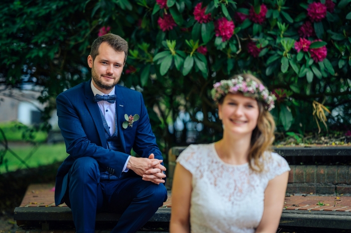 Brautpaarshooting Braut im Vordergrund unscharf