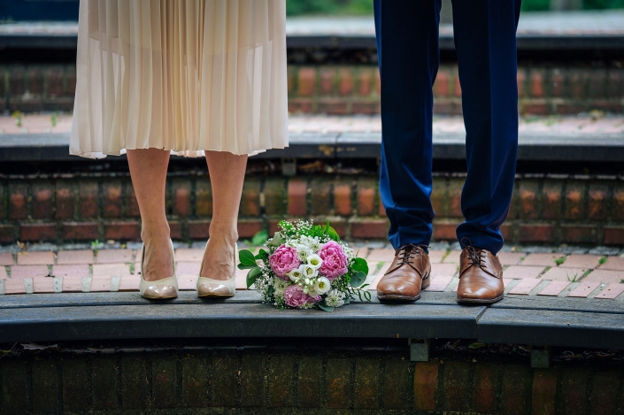 Brautpaarshooting Füße und Brautstrauß sind sichtbar